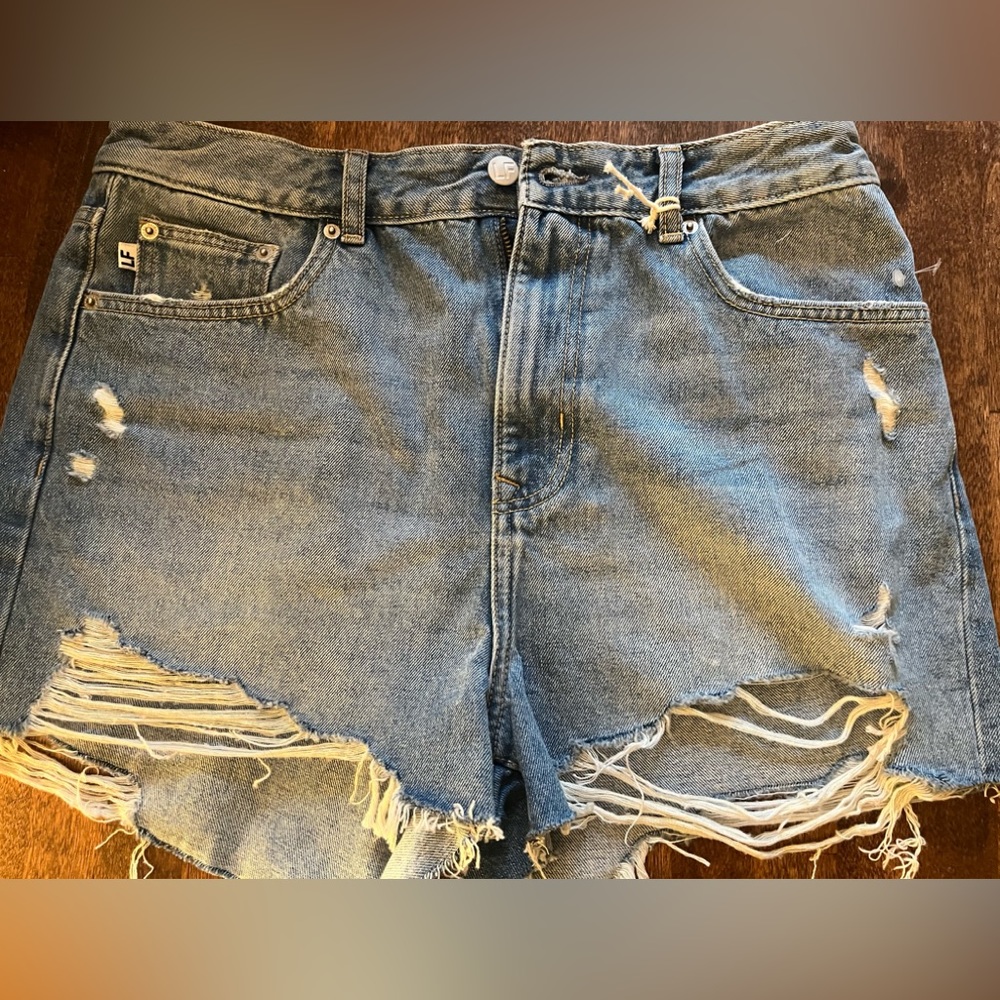 NWT Lovers and Friends Sustainable Los Angeles Distressed Denim Shorts Size 30